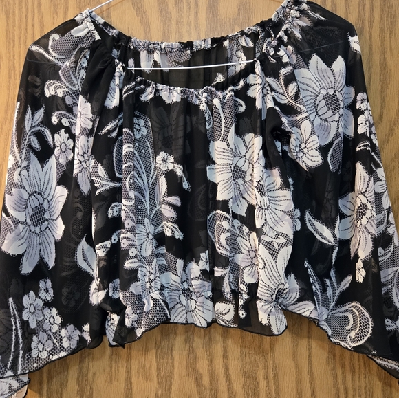 Pretty black and white sheer blouse with elastic at waist and flowy long sleeves - Picture 4 of 4